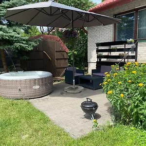 Cozy With A Private Yard Apartament